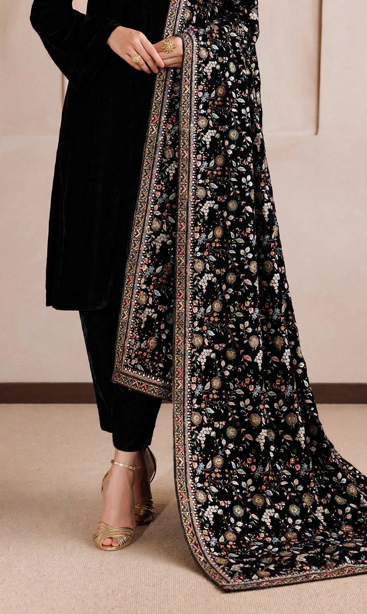 Raah-e-Shab Black Heavily Embroidered Velvet Shawl