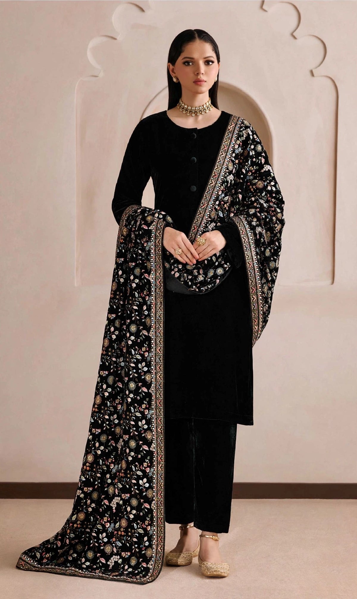Raah-e-Shab Black Heavily Embroidered Velvet Shawl