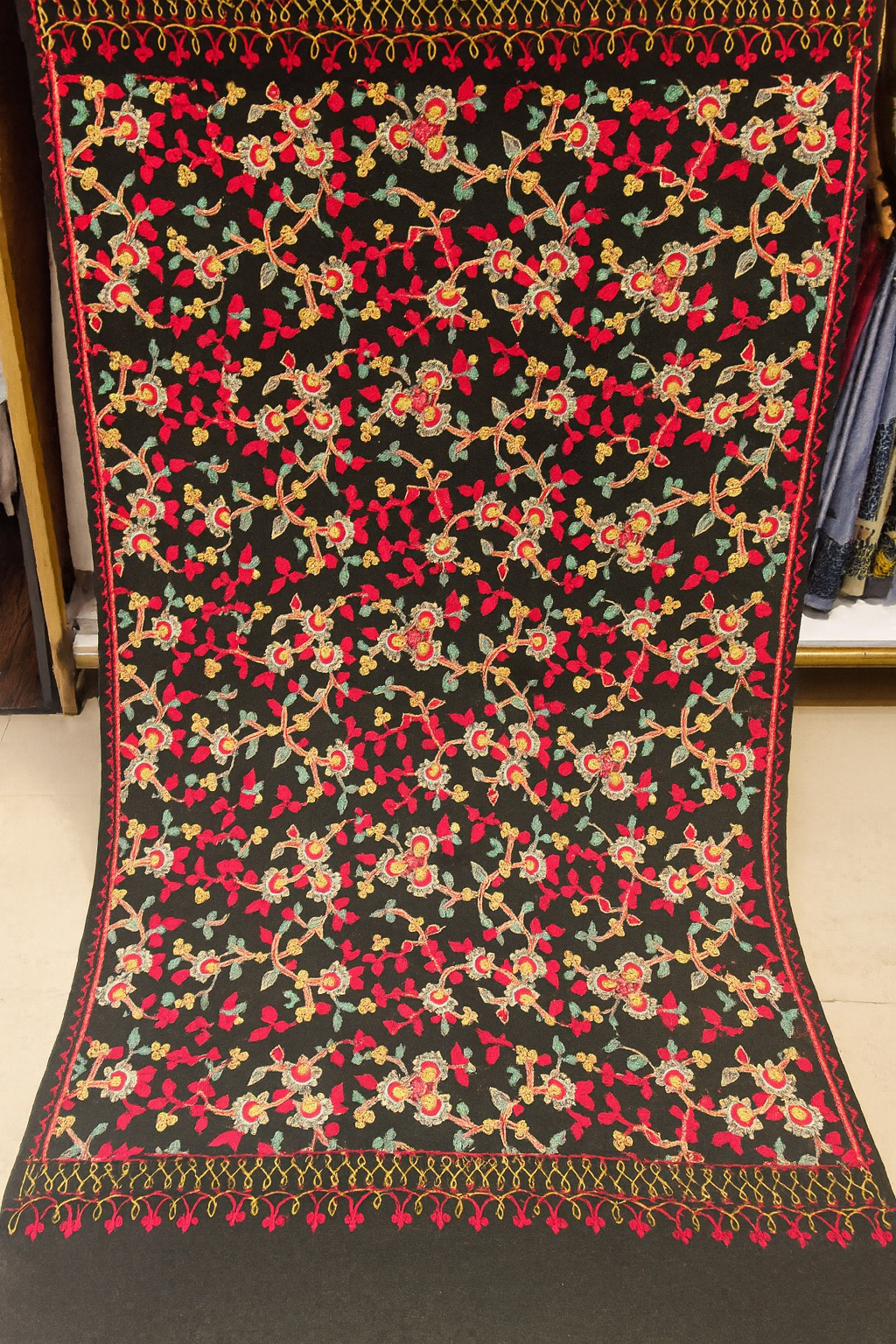 Luxury Black Pashmina Shawl – Hand Embroidered Floral Grandeur