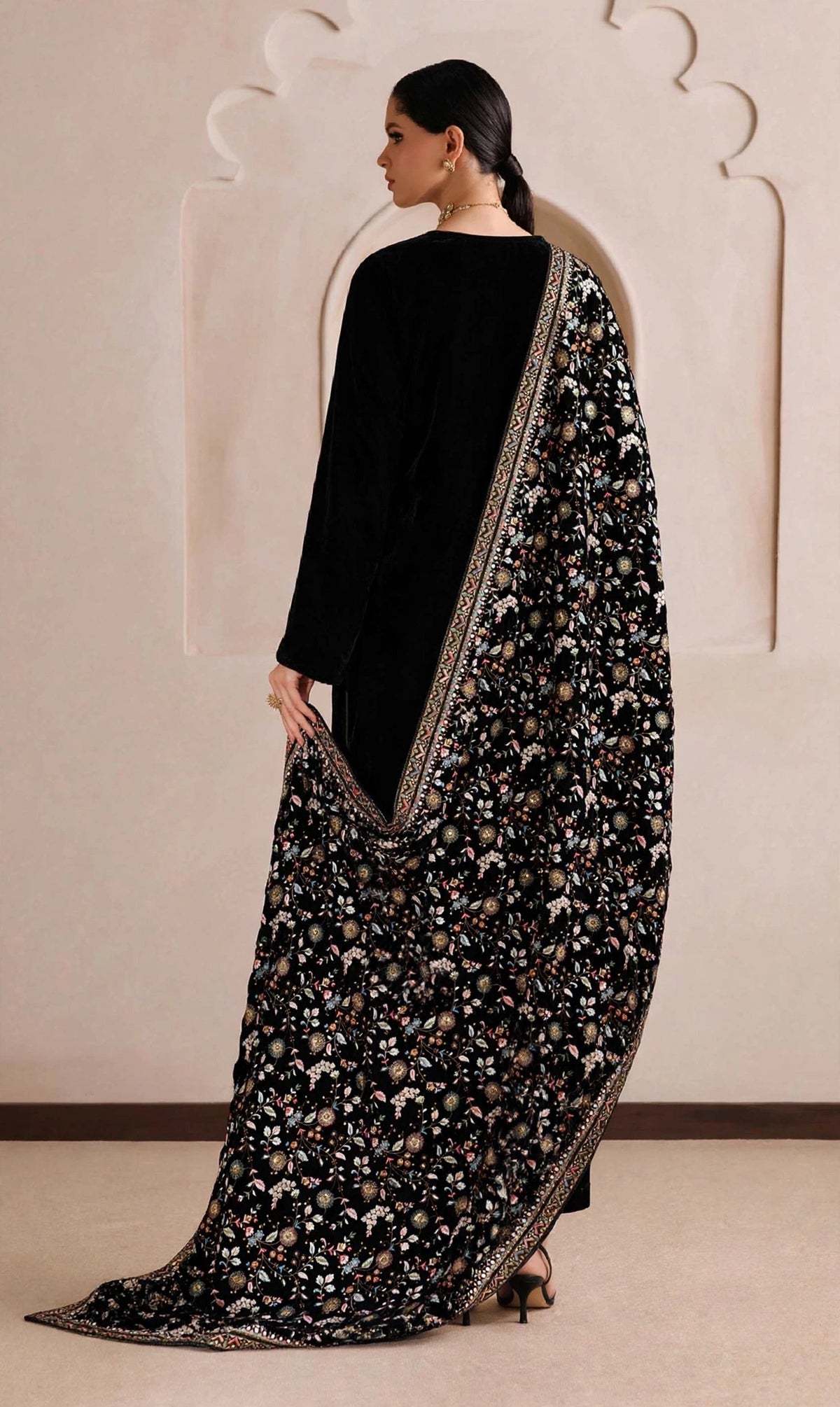 Raah-e-Shab Black Heavily Embroidered Velvet Shawl